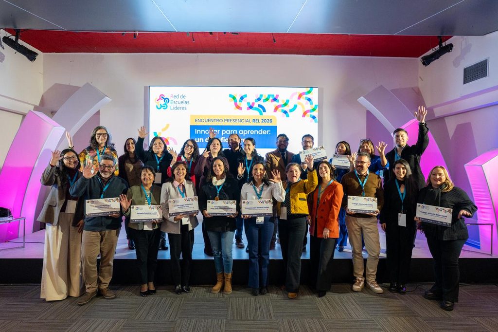 Directivos y docentes de la Escuela Patricio Lynch celebrando su ingreso a la Red de Escuelas Líderes en Chile