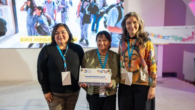 Directivos y docentes de la Escuela Patricio Lynch celebrando su ingreso a la Red de Escuelas Líderes en Chile
