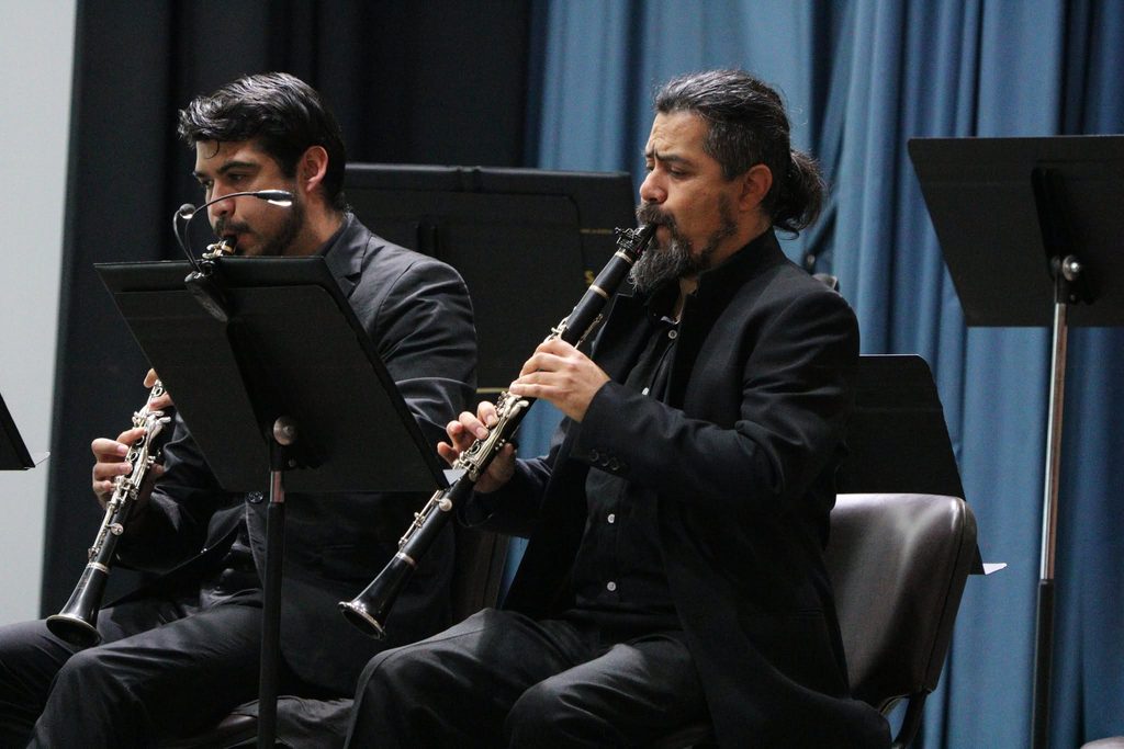 Músicos de la Orquesta Sinfónica de la Universidad de La Serena interpretando piezas latinoamericanas