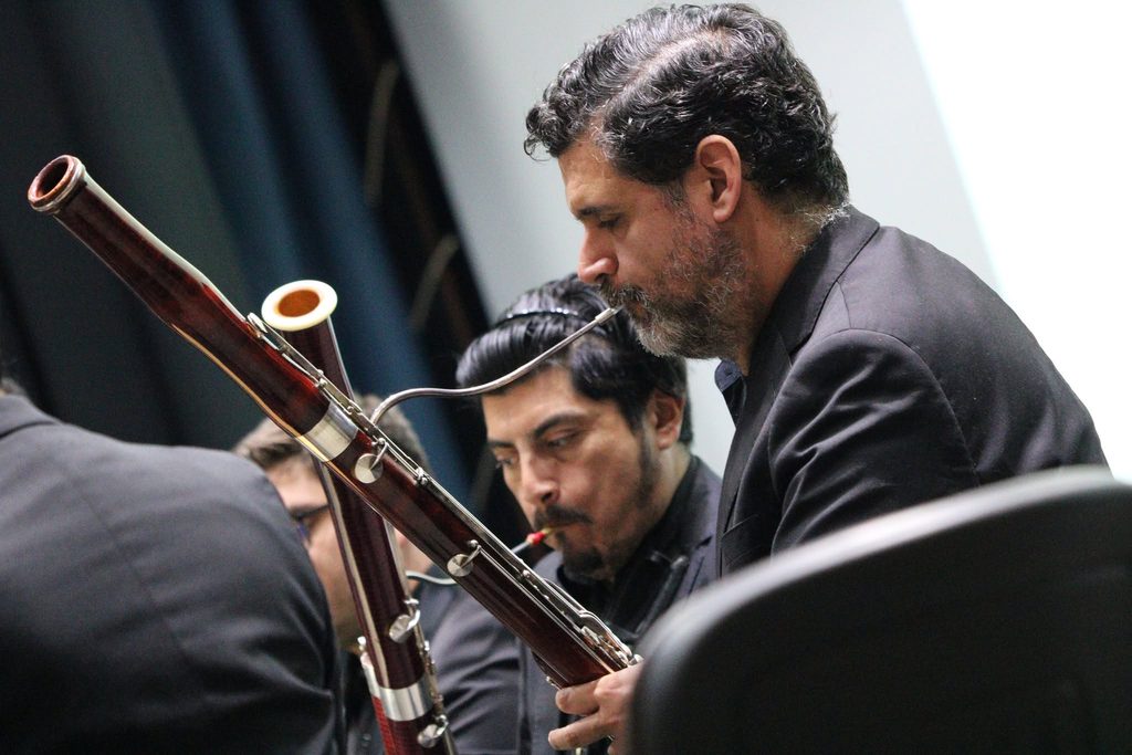 Músicos de la Orquesta Sinfónica de la Universidad de La Serena interpretando piezas latinoamericanas