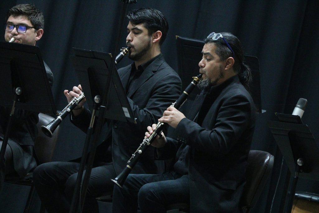 Músicos de la Orquesta Sinfónica de la Universidad de La Serena interpretando piezas latinoamericanas