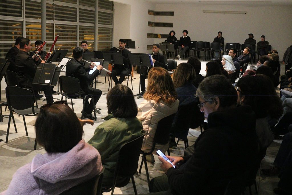 Músicos de la Orquesta Sinfónica de la Universidad de La Serena interpretando piezas latinoamericanas
