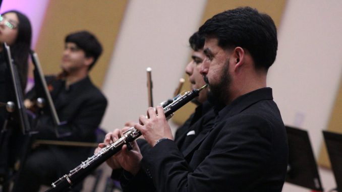 Músicos de la Orquesta Sinfónica de la Universidad de La Serena interpretando piezas latinoamericanas