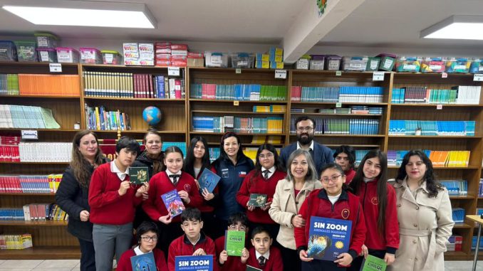 Seremi de Ciencia entrega libros de divulgación científica en colegio de La Serena