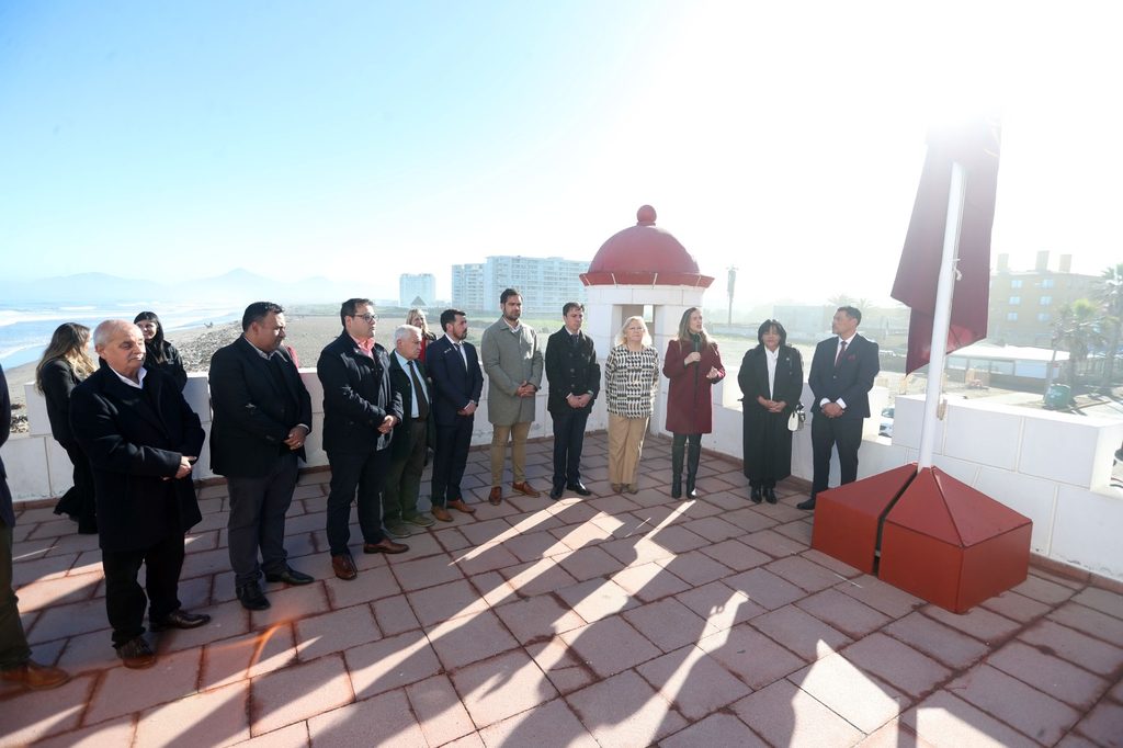 Izamiento de la bandera comunal en el Faro Monumental para celebrar el aniversario de La Serena