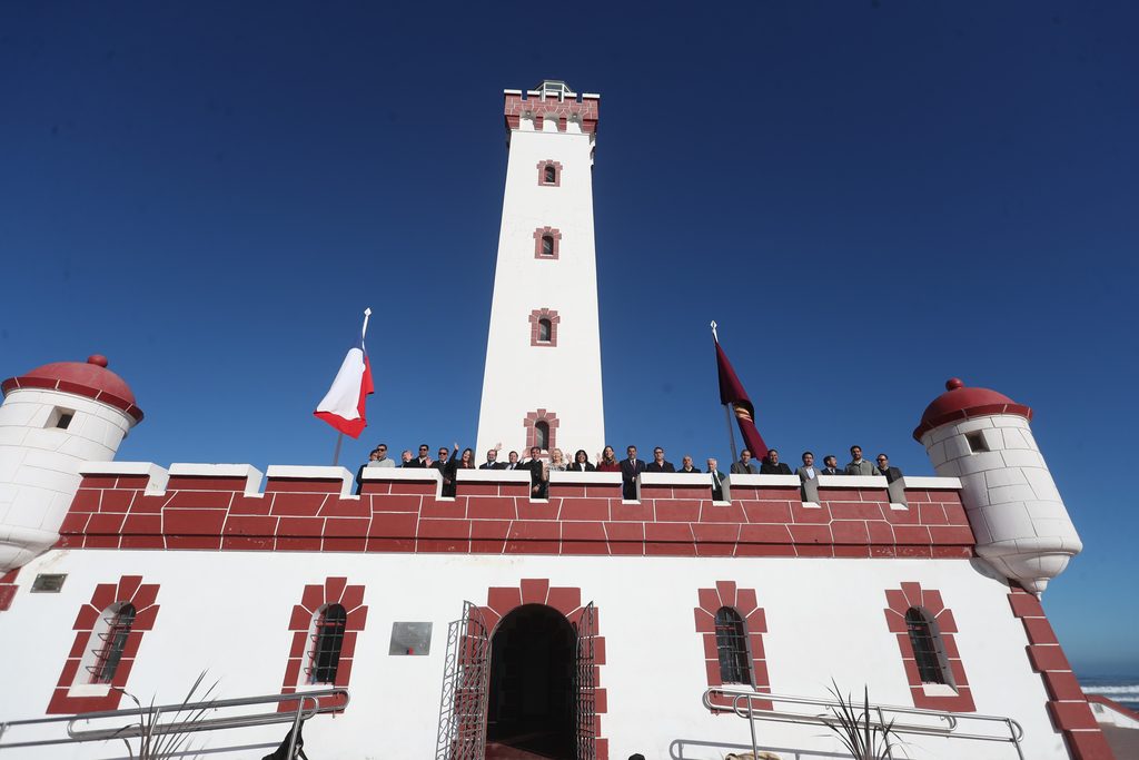 Izamiento de la bandera comunal en el Faro Monumental para celebrar el aniversario de La Serena
