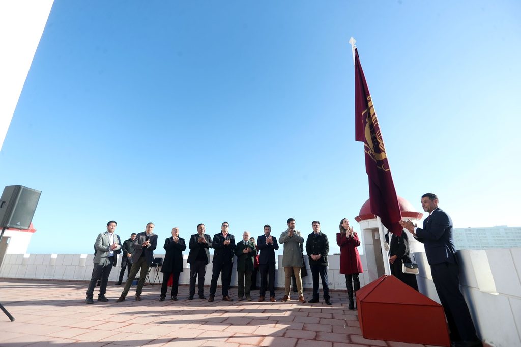 Izamiento de la bandera comunal en el Faro Monumental para celebrar el aniversario de La Serena