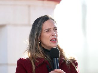 Izamiento de la bandera comunal en el Faro Monumental para celebrar el aniversario de La Serena