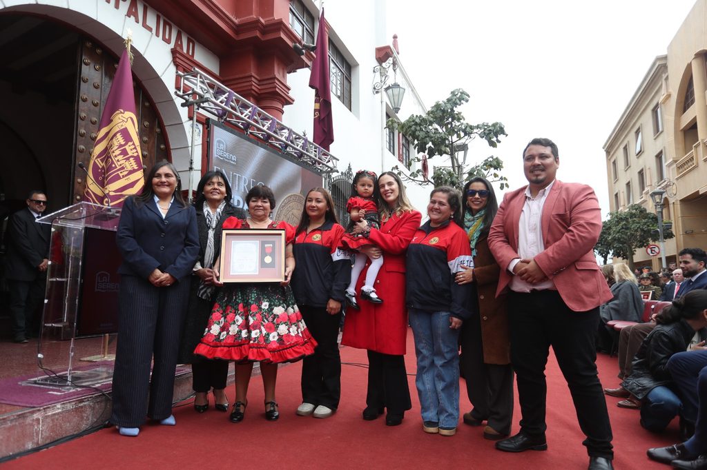 Ceremonia de entrega de la Medalla Ciudad de La Serena frente al edificio consistorial