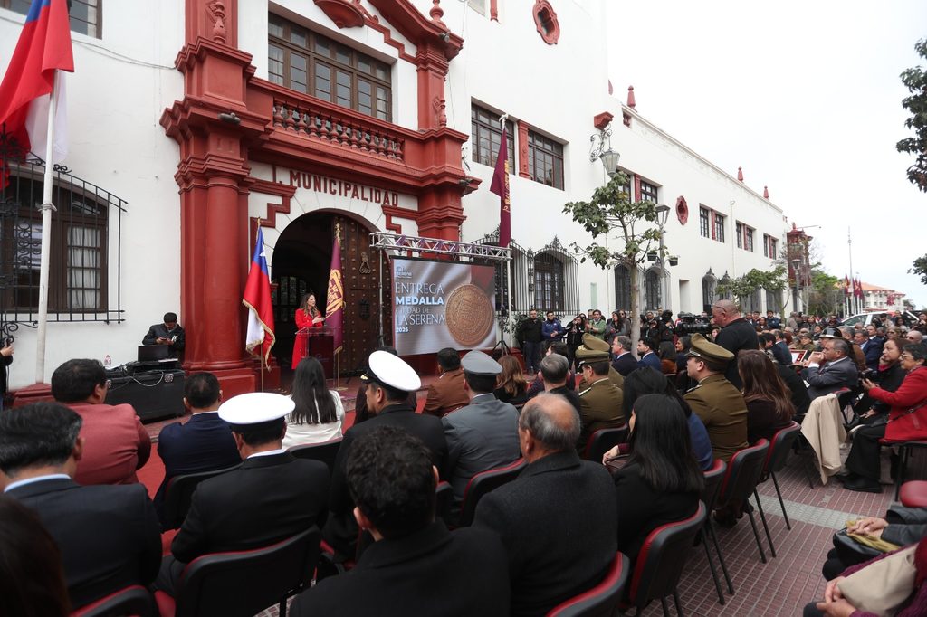 Ceremonia de entrega de la Medalla Ciudad de La Serena frente al edificio consistorial
