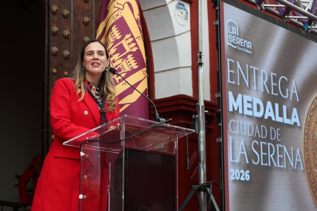Ceremonia de entrega de la Medalla Ciudad de La Serena frente al edificio consistorial
