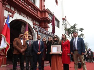 Ceremonia de entrega de la Medalla Ciudad de La Serena frente al edificio consistorial