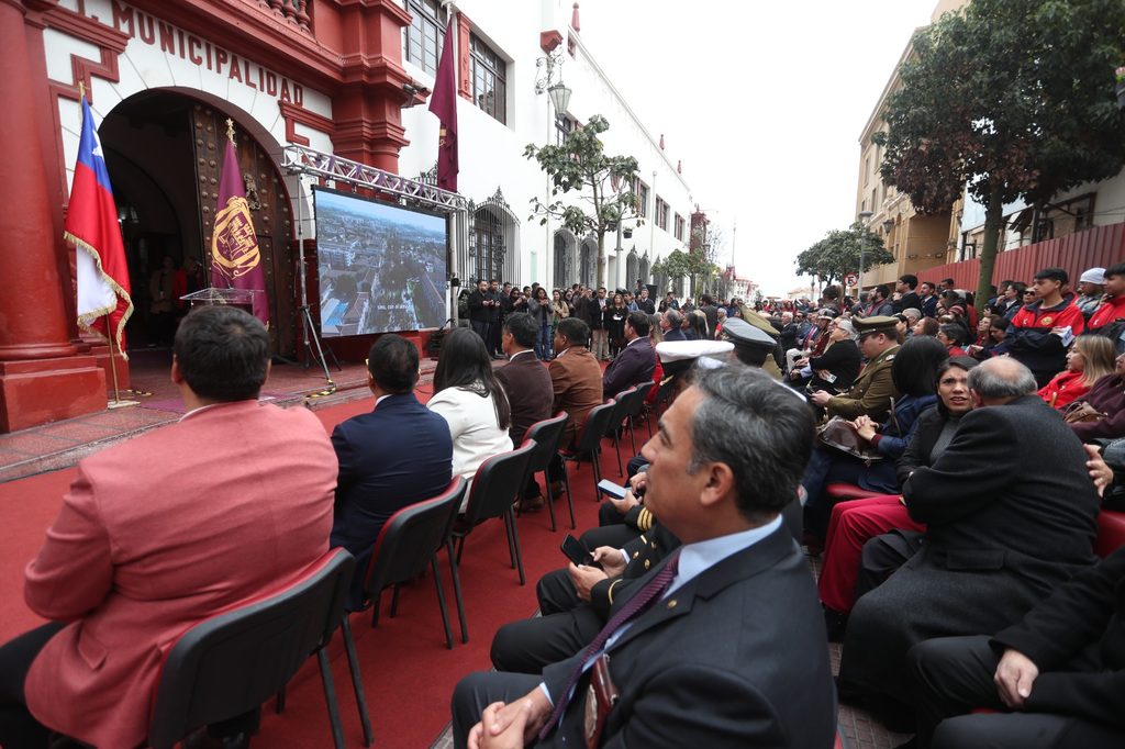 Ceremonia de entrega de la Medalla Ciudad de La Serena frente al edificio consistorial