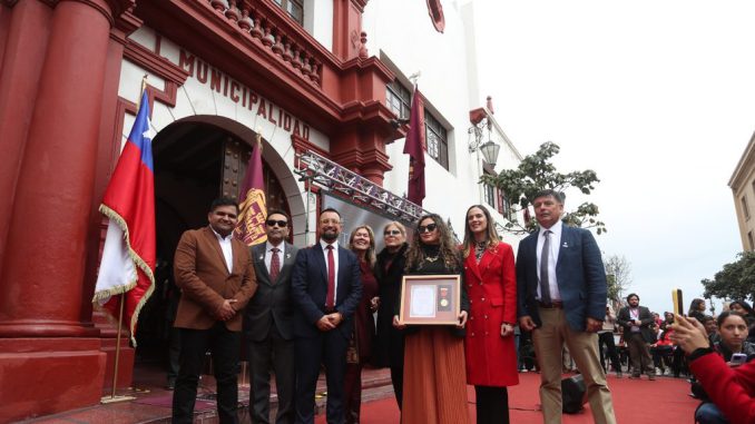 Ceremonia de entrega de la Medalla Ciudad de La Serena frente al edificio consistorial