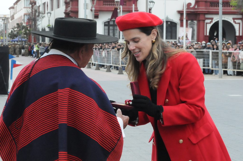 Ceremonia de entrega de Medalla La Serena frente al edificio consistorial