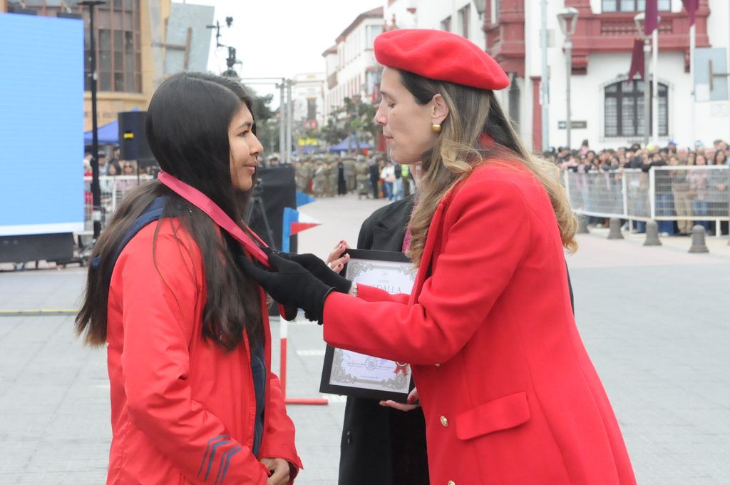 Ceremonia de entrega de Medalla La Serena frente al edificio consistorial