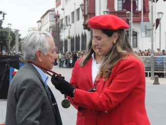 Ceremonia de entrega de Medalla La Serena frente al edificio consistorial