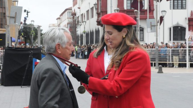 Ceremonia de entrega de Medalla La Serena frente al edificio consistorial