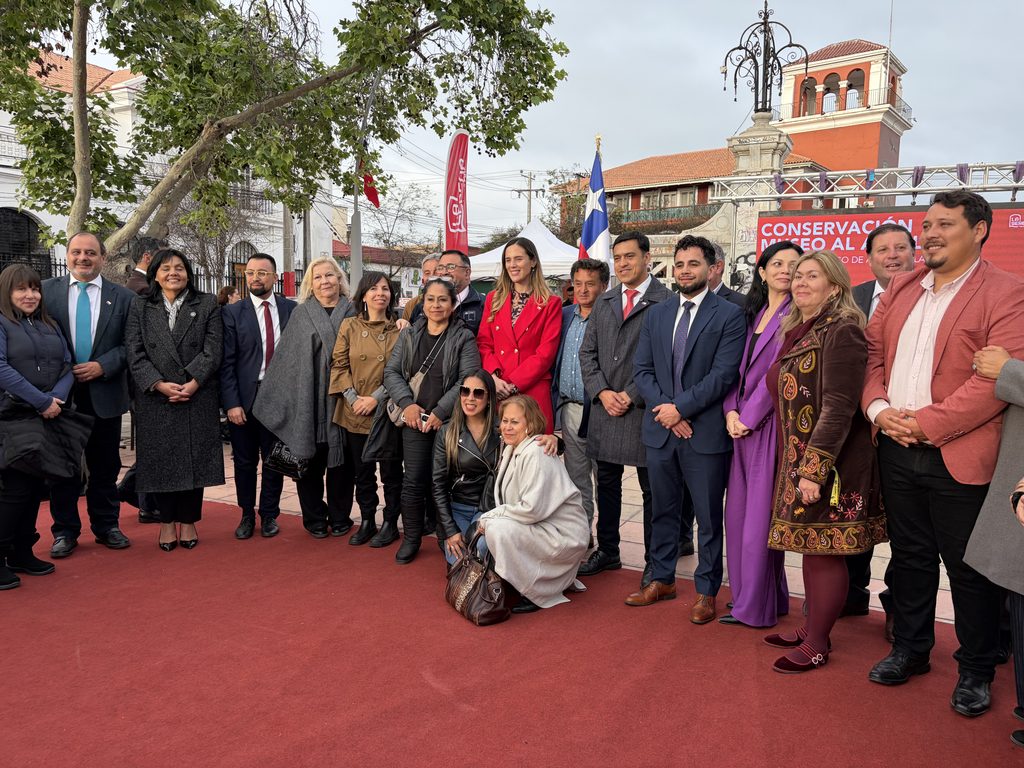 Trabajadores y autoridades supervisando el Museo Escultórico de la Avenida Francisco de Aguirre en La Serena