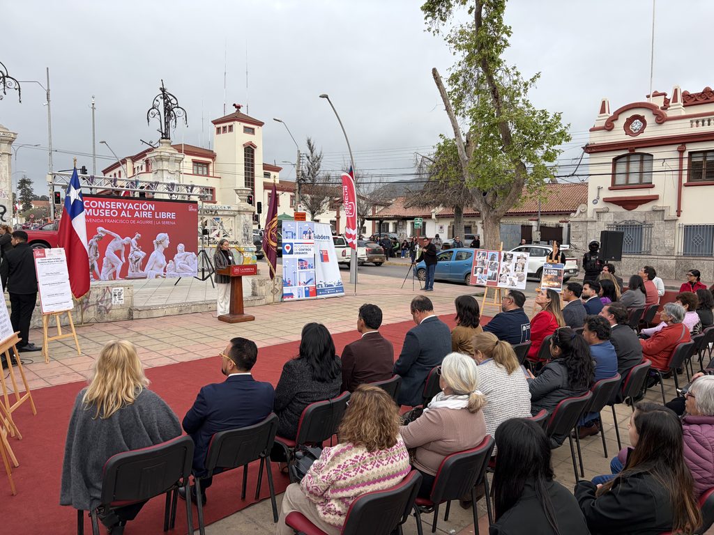 Trabajadores y autoridades supervisando el Museo Escultórico de la Avenida Francisco de Aguirre en La Serena