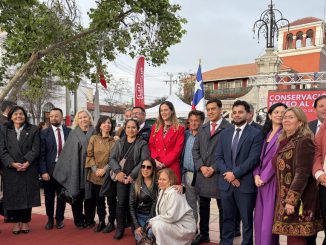 Trabajadores y autoridades supervisando el Museo Escultórico de la Avenida Francisco de Aguirre en La Serena