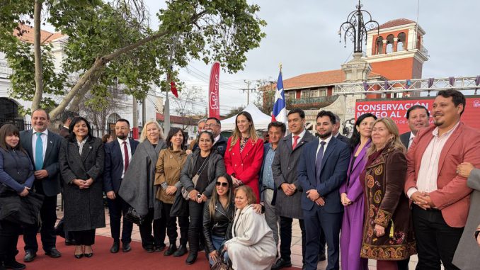 Trabajadores y autoridades supervisando el Museo Escultórico de la Avenida Francisco de Aguirre en La Serena