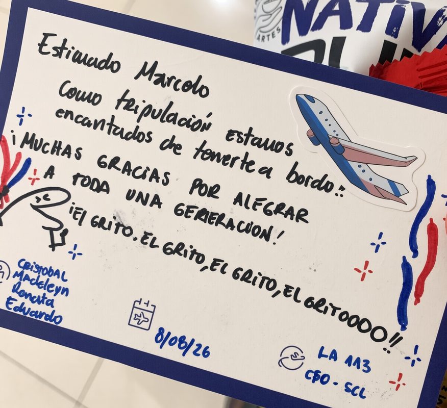 Marcelo de Cachureos sosteniendo un mensaje de agradecimiento entregado por la tripulación de un vuelo de LATAM