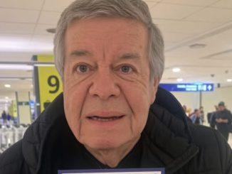 Marcelo de Cachureos sosteniendo un mensaje de agradecimiento entregado por la tripulación de un vuelo de LATAM