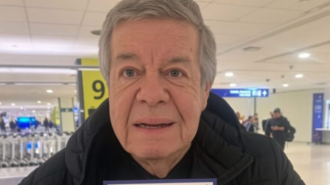 Marcelo de Cachureos sosteniendo un mensaje de agradecimiento entregado por la tripulación de un vuelo de LATAM