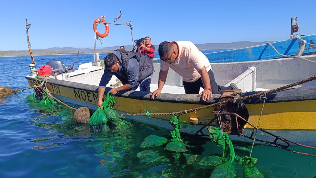 Pescadores artesanales en caleta Tongoy revisando sus embarcaciones dañadas por los temporales.