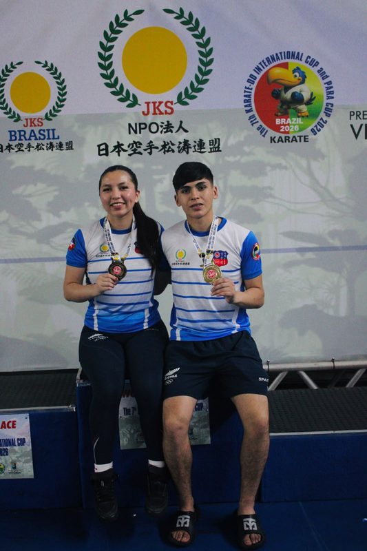 Amir y Catalina Alcalá celebrando sus medallas en el podio del Mundial de Karate JKS en Brasil