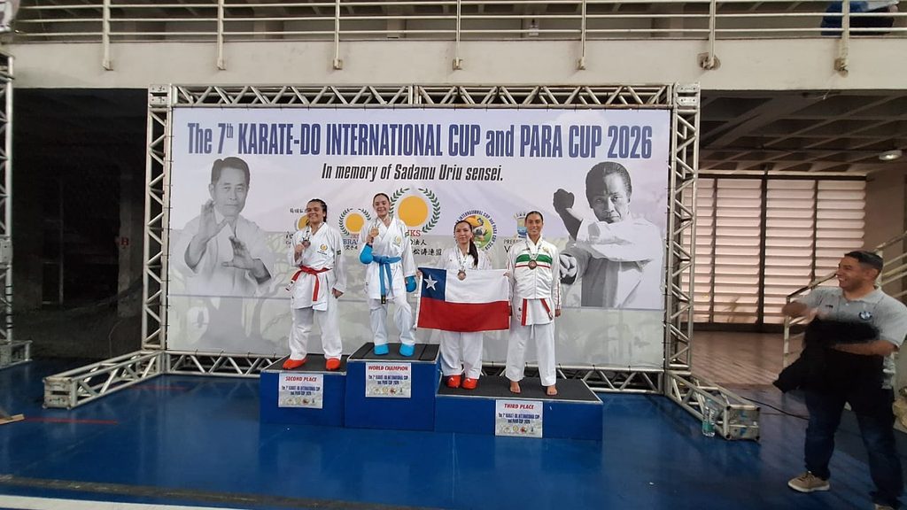 Amir y Catalina Alcalá celebrando sus medallas en el podio del Mundial de Karate JKS en Brasil