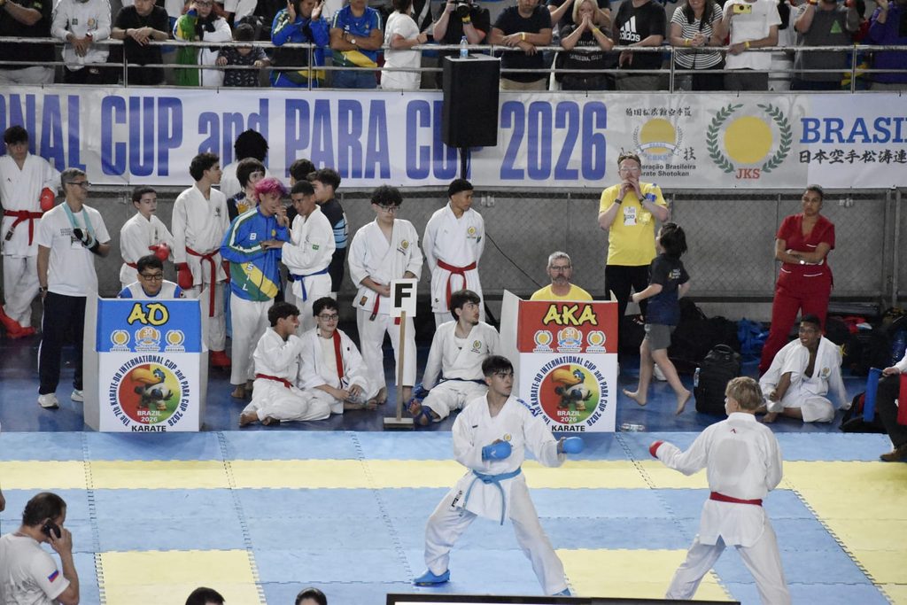 Amir y Catalina Alcalá celebrando sus medallas en el podio del Mundial de Karate JKS en Brasil
