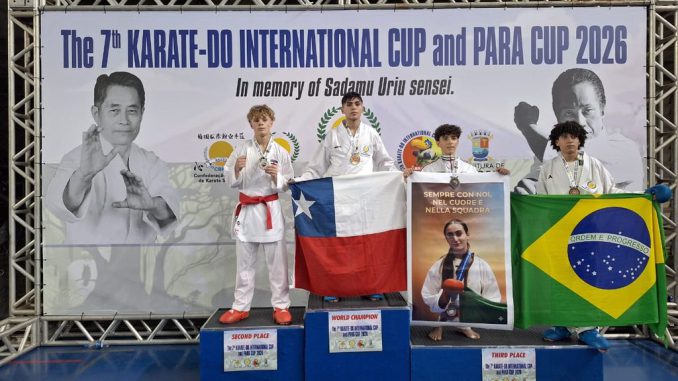 Amir y Catalina Alcalá celebrando sus medallas en el podio del Mundial de Karate JKS en Brasil