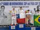 Amir y Catalina Alcalá celebrando sus medallas en el podio del Mundial de Karate JKS en Brasil