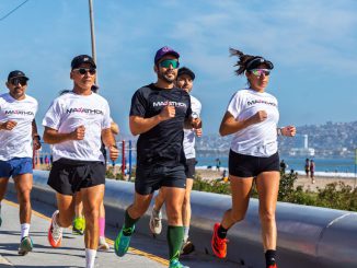 Corredores participando en el Maratón de La Serena junto al borde costero