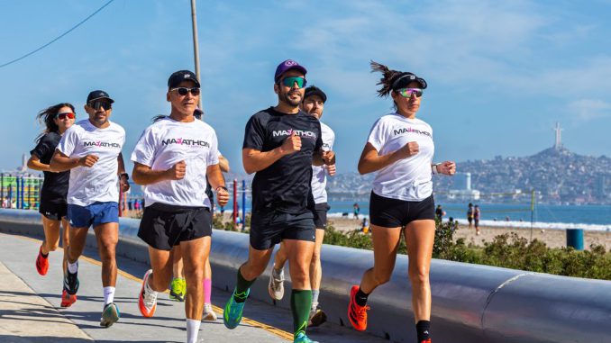 Corredores participando en el Maratón de La Serena junto al borde costero