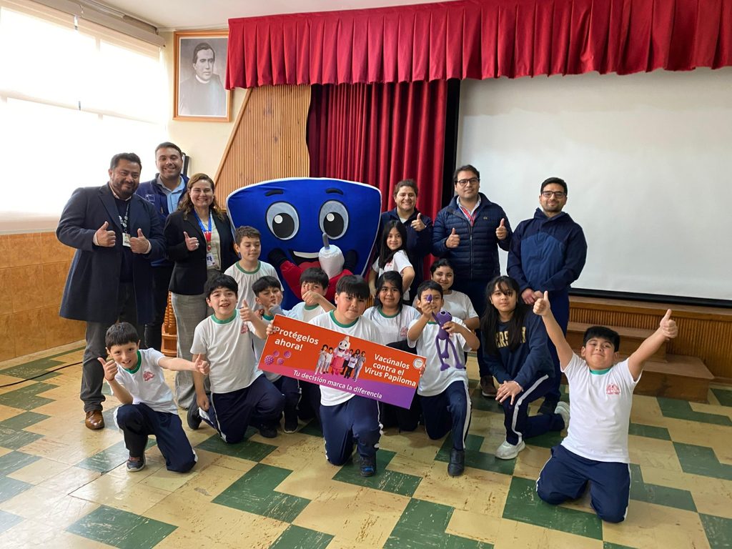 Estudiantes participando en campaña de vacunación escolar en La Serena