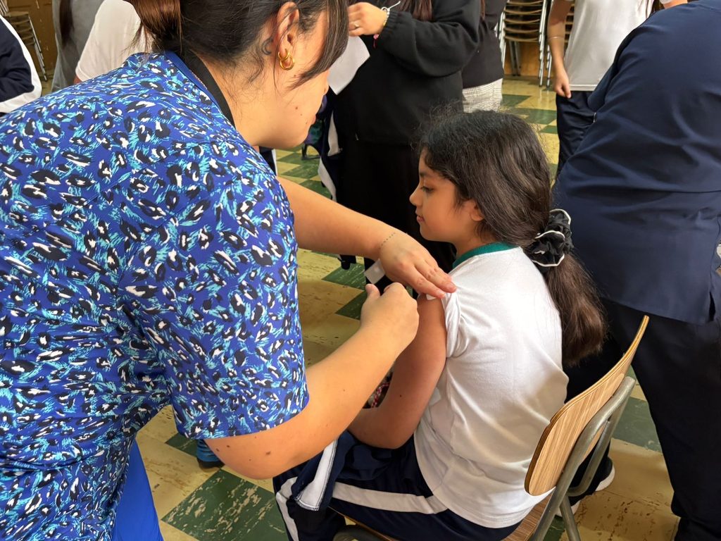 Estudiantes participando en campaña de vacunación escolar en La Serena