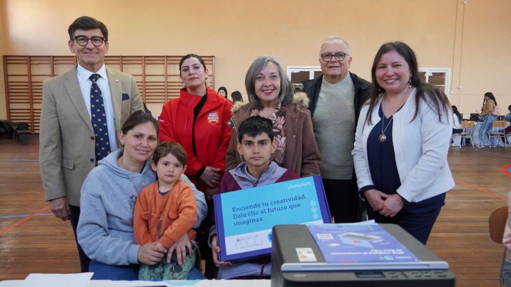 Entrega de computadores portátiles a estudiantes de séptimo básico en La Serena
