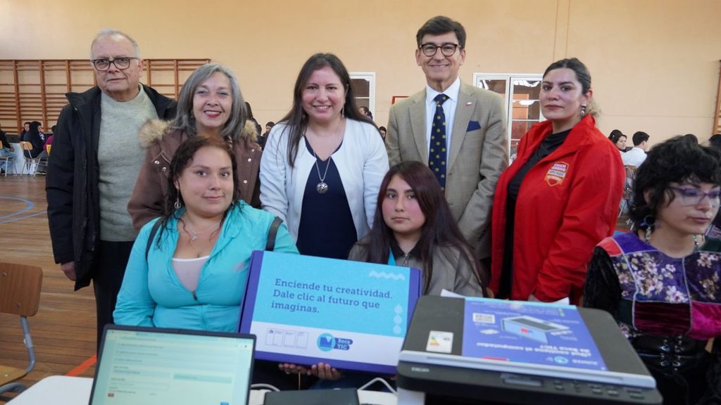 Entrega de computadores portátiles a estudiantes de séptimo básico en La Serena