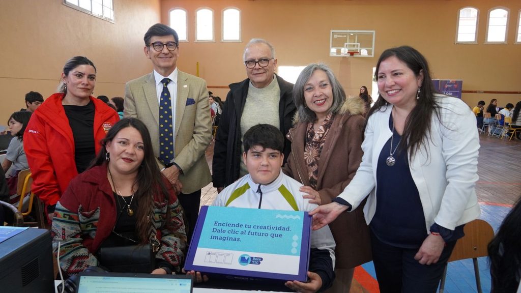 Entrega de computadores portátiles a estudiantes de séptimo básico en La Serena