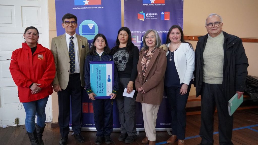 Entrega de computadores portátiles a estudiantes de séptimo básico en La Serena