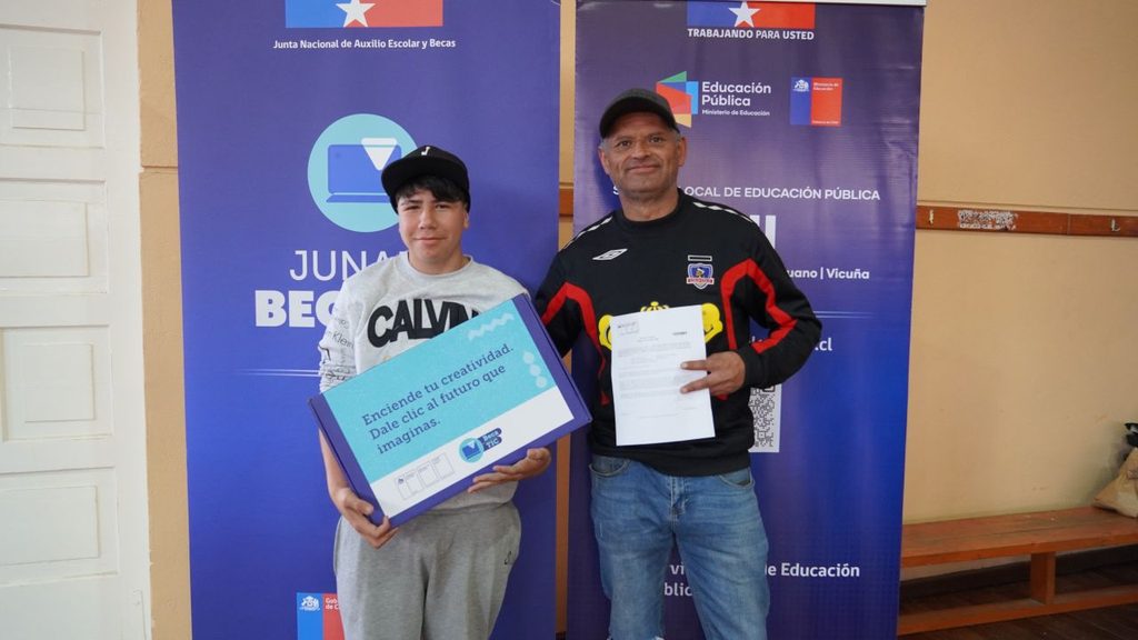 Entrega de computadores portátiles a estudiantes de séptimo básico en La Serena