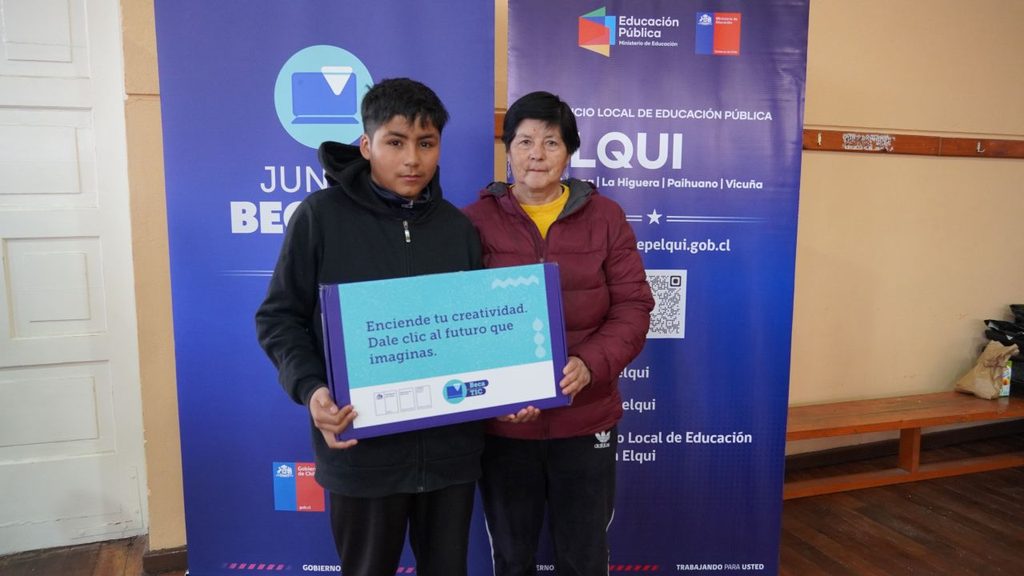 Entrega de computadores portátiles a estudiantes de séptimo básico en La Serena