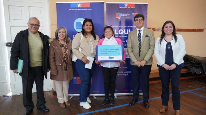 Entrega de computadores portátiles a estudiantes de séptimo básico en La Serena