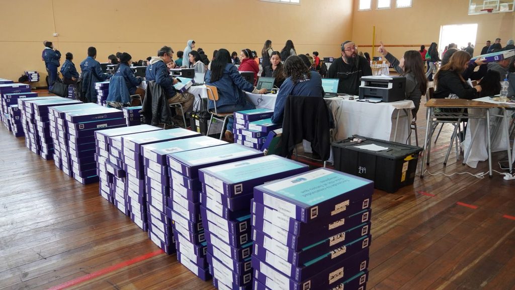 Entrega de computadores portátiles a estudiantes de séptimo básico en La Serena