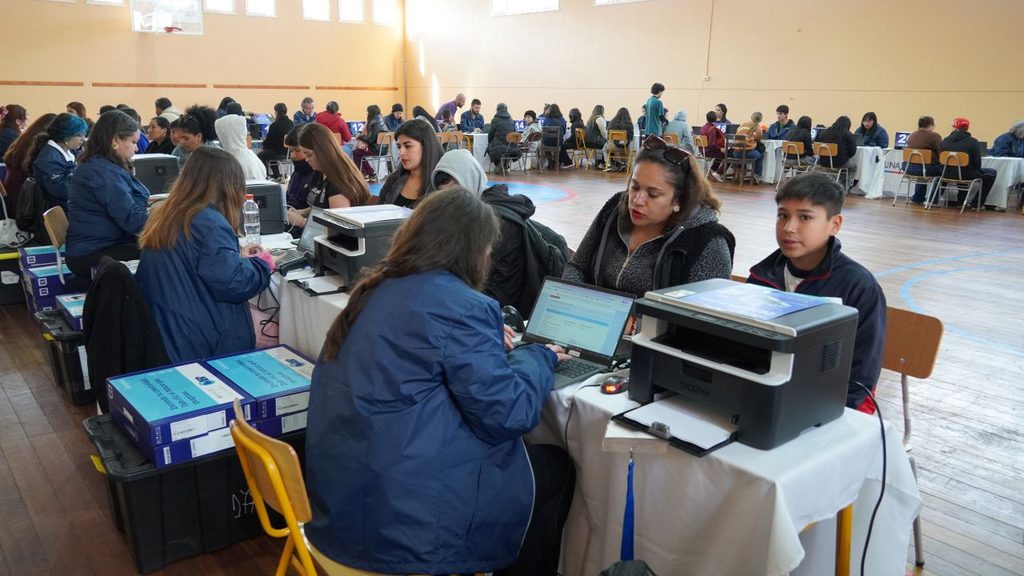 Entrega de computadores portátiles a estudiantes de séptimo básico en La Serena