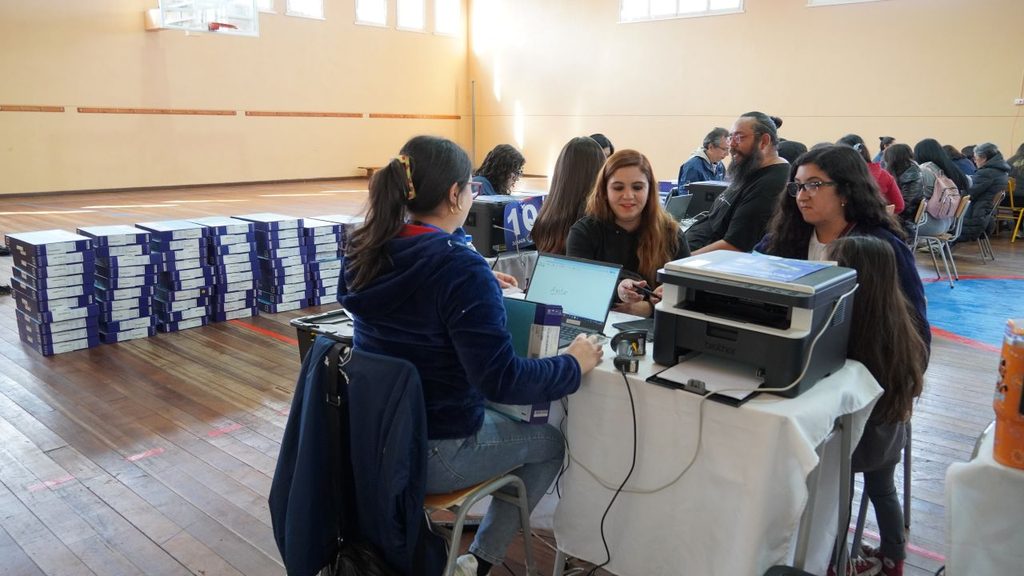 Entrega de computadores portátiles a estudiantes de séptimo básico en La Serena