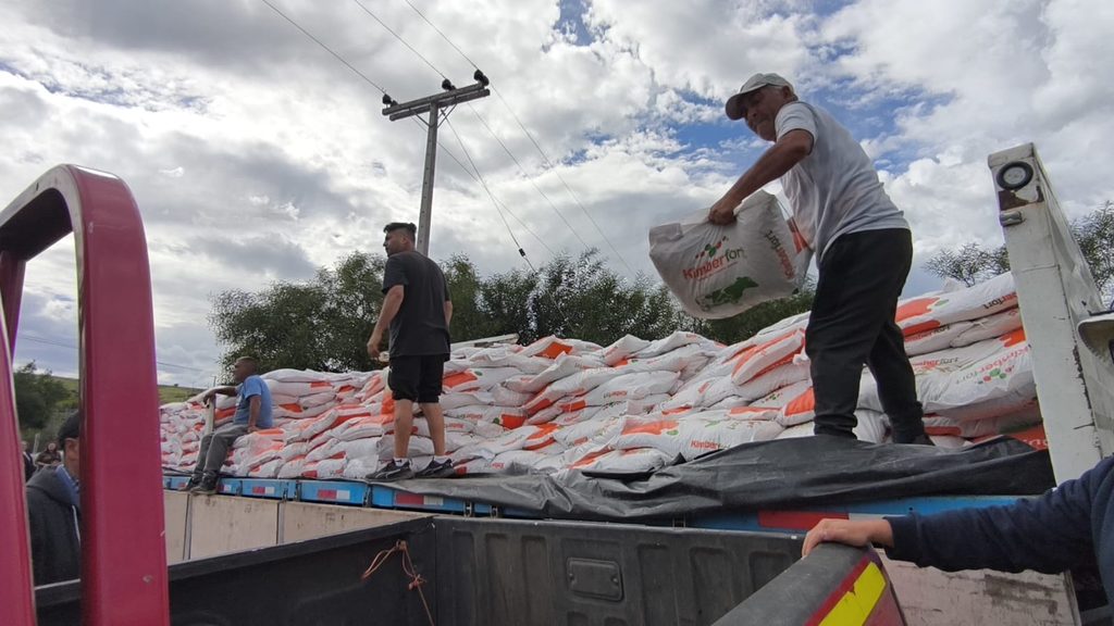 Entrega de sacos de alimento concentrado para ganado caprino a productores de Ovalle afectados por el sistema frontal.